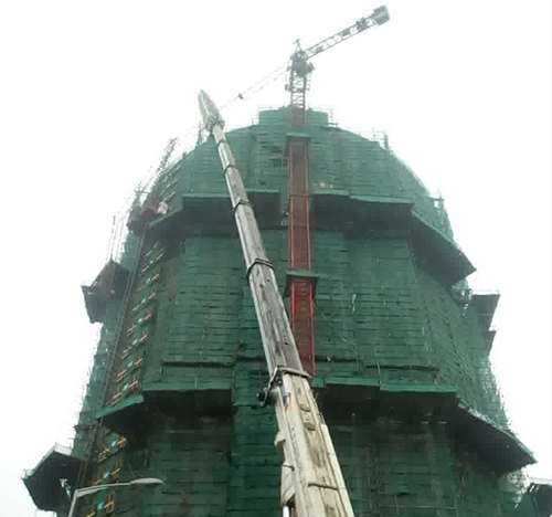东阿吊车在工地上作业
